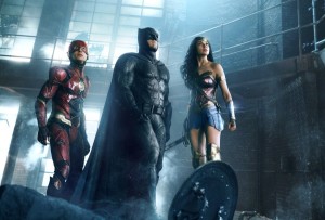 justice-league-ben-affleck-ezra-miller-gal-gadot-600x405